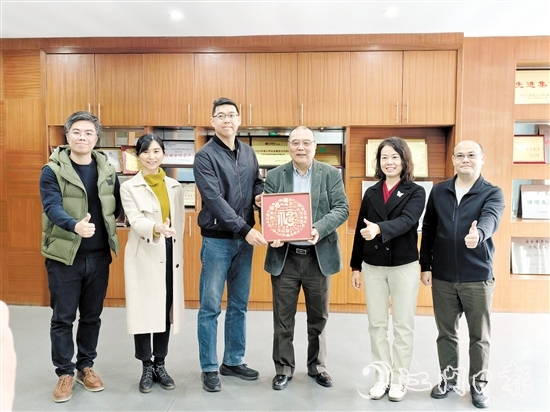 鶴山市總工會(huì)向世運(yùn)電路等重點(diǎn)企業(yè)贈(zèng)送“?！弊之?。