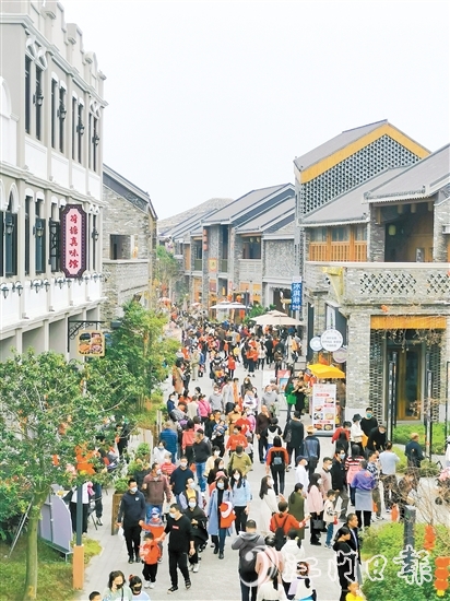 去年春節(jié)，不少市民、游客來到江門古勞水鄉(xiāng)旅游區(qū)游玩，感受水鄉(xiāng)魅力。