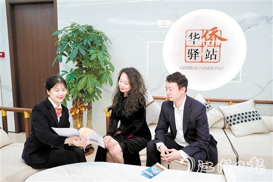 江門(mén)中行員工為私行客戶(hù)介紹最新的理財(cái)方案。