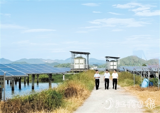 江門(mén)中行員工走訪光伏產(chǎn)業(yè)。