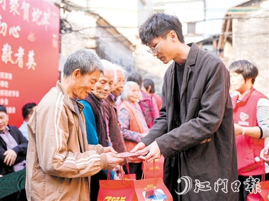 禮樂鄉(xiāng)親接收慰問金以及禮物。