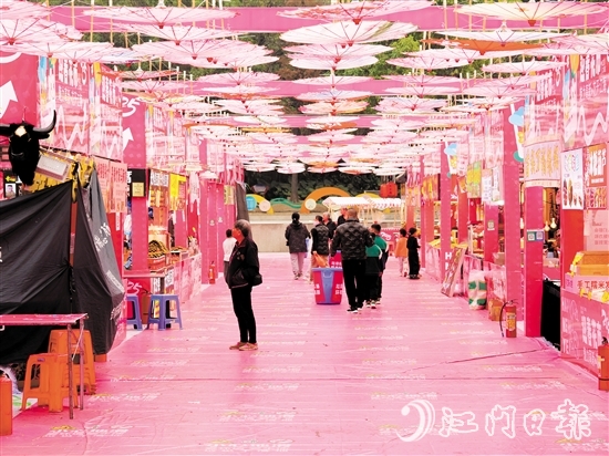 江南文化廣場的迎春花市充滿了濃濃的中國風(fēng)元素。劉瓊