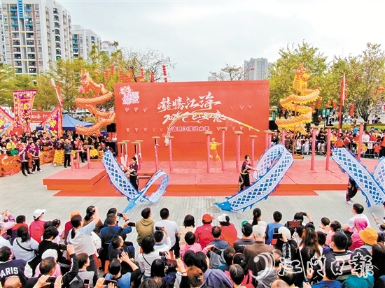 春節(jié)假期，市民游客在看舞龍表演，大飽眼福。