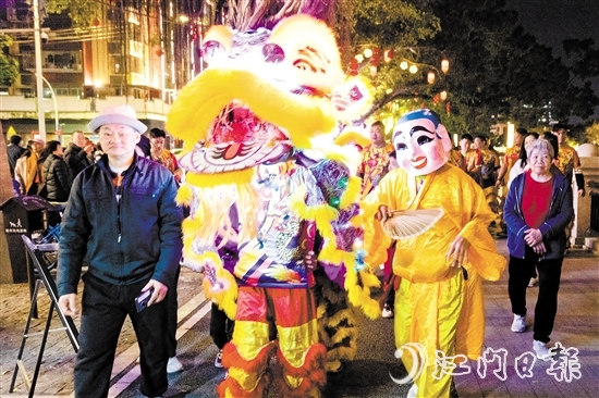 夜光獅巡游。