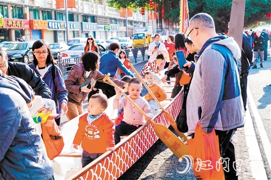 禮樂龍舟劃進(jìn)“非遺版”春節(jié)，吸引眾多市民圍觀體驗(yàn)。