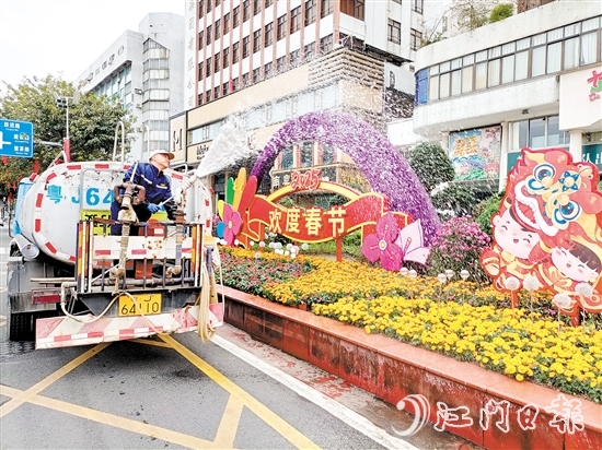 環(huán)衛(wèi)工人用心澆灌植物，擦亮城市容顏。