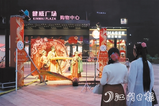 在健威廣場，身穿漢服的市民駐足欣賞國潮音樂表演。