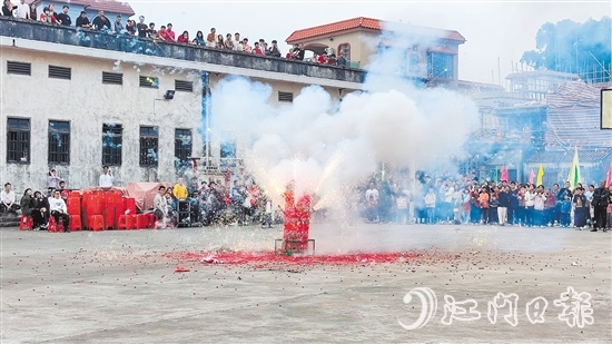 棠下鎮(zhèn)的傳統(tǒng)節(jié)慶活動搶花炮吸引了眾多村民圍觀和參與。