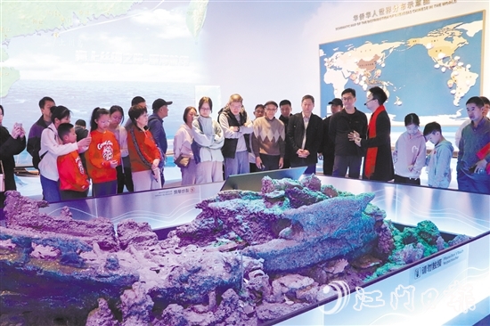 市民游客到僑博館重溫華僑歷史。