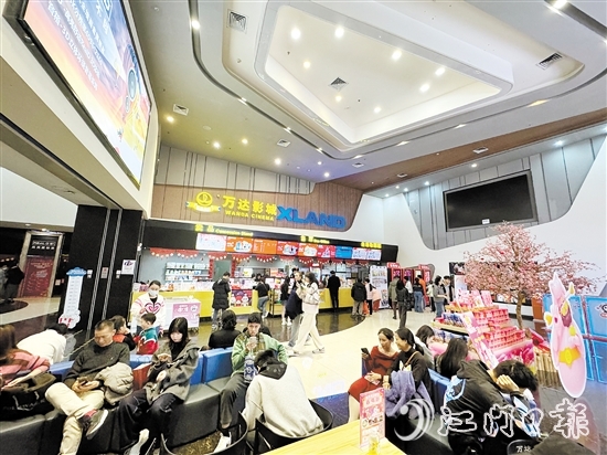 大年初二，江門萬(wàn)達(dá)影城迎來(lái)許多觀影的市民。