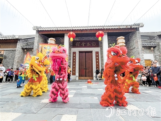 在江門(mén)古勞水鄉(xiāng)旅游區(qū)，來(lái)自沙坪二小的可愛(ài)“小醒獅”為市民游客帶來(lái)精彩表演。