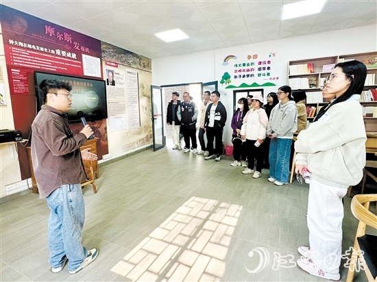 學(xué)子走訪省“百千萬工程”典型村和企業(yè)，了解家鄉(xiāng)發(fā)展情況。