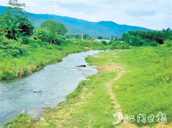 鶴城鎮(zhèn)萬(wàn)和村河灘草地露營(yíng)點(diǎn)。