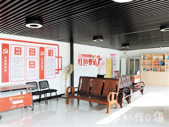 萬(wàn)和村投入約10萬(wàn)元盤(pán)活黨群服務(wù)中心閑置倉(cāng)庫(kù)，建成紅色驛站。