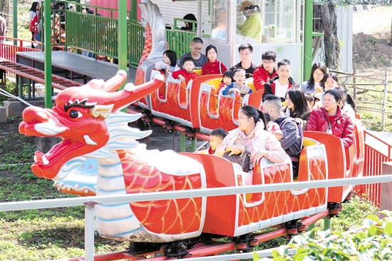 在位于江海區(qū)的江門長(zhǎng)廊生態(tài)園，市民游客坐上小火車，享受闔家歡樂(lè)時(shí)光。