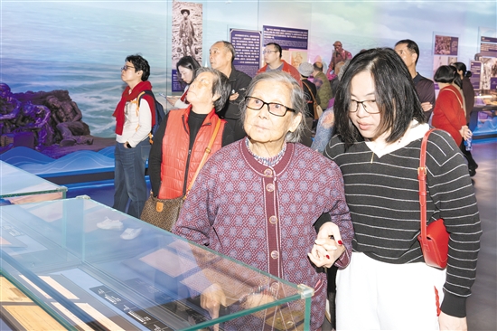 游客在中國(guó)僑都華僑華人博物館領(lǐng)略僑鄉(xiāng)文化魅力。