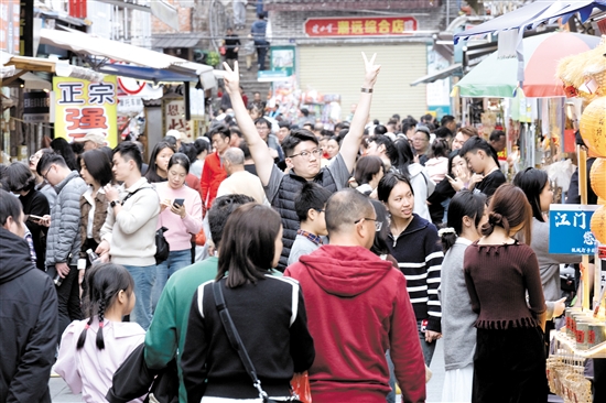 長(zhǎng)堤歷史文化街區(qū)游人如織。