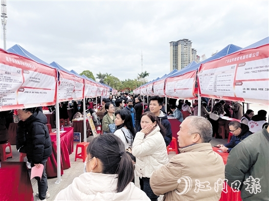 招聘會為企業(yè)和求職者搭建了良好的溝通橋梁。