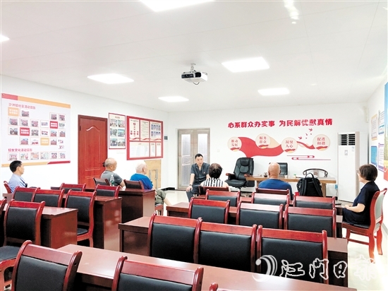 在“家庭調(diào)和會(huì)”上，羅雪峰耐心傾聽(tīng)雙方的訴求。
