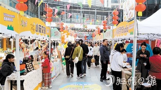 “青年集市”上，青春洋溢、人來人往。