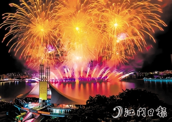 1月29日（農(nóng)歷大年初一）晚上，“嘉士利”2025年春節(jié)煙花飛碟航空器匯演在三埠街道潭江河道（世紀(jì)之舟前）精彩綻放。