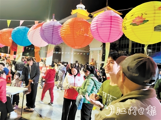 市民在猜燈謎中感受傳統(tǒng)文化魅力。