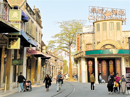 在赤坎華僑古鎮(zhèn)，游客可以漫步游覽觀賞600多座騎樓建筑。