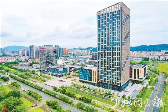 作為全市唯一的國(guó)家高新區(qū)，江海區(qū)要勇當(dāng)全市制造業(yè)高質(zhì)量發(fā)展“先行區(qū)”“排頭兵”。邱昱