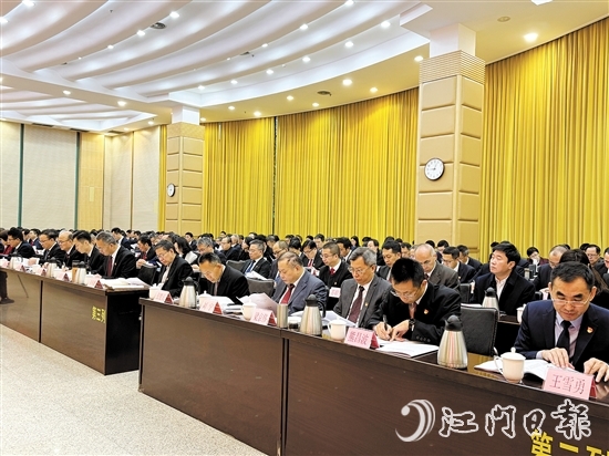 與會(huì)人員認(rèn)真審閱全會(huì)報(bào)告。