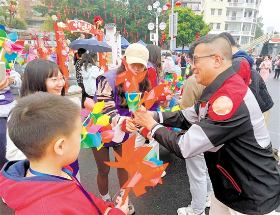 活動現(xiàn)場，市民積極參與捐款、義賣等活動，圖為市民在購買豐泰小學(xué)師生制作的、用于義賣的風車。