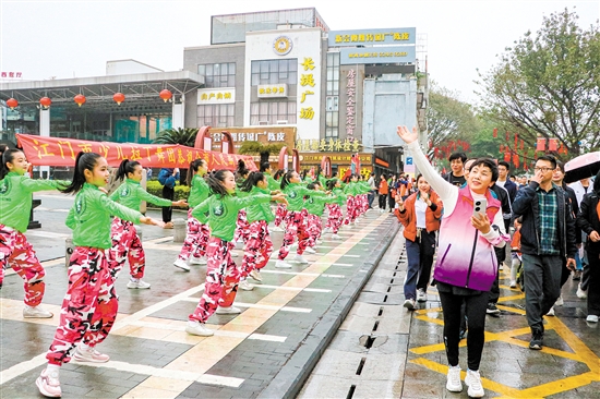 江門市少兒拉丁舞團近30名小演員現(xiàn)場進行拉丁舞串燒表演。劉淑君