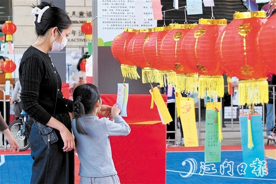 元宵節(jié)游園活動(dòng)現(xiàn)場(chǎng)，240個(gè)火紅燈籠整齊排列，燈籠上懸掛著數(shù)張寫(xiě)有謎面的紙條，吸引不少市民前來(lái)挑戰(zhàn)。