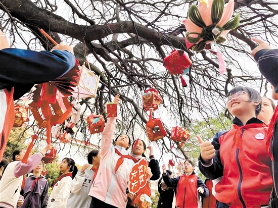 江門市怡福中學(xué)學(xué)生書寫新學(xué)期愿望，掛在校園內(nèi)的百年古樹上。