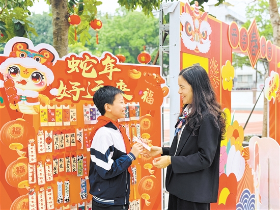 方寸之間，溫情無限。開平市僑園路小學(xué)給學(xué)生派發(fā)書簽。