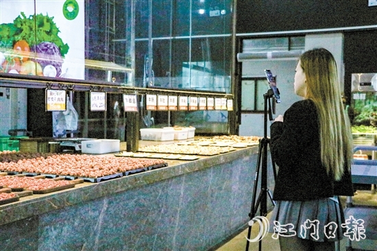 近年來，北達村延伸五洞牛肉街的發(fā)展鏈條，為村集體經濟發(fā)展注入活力。圖為餐廳員工進行直播營銷活動。