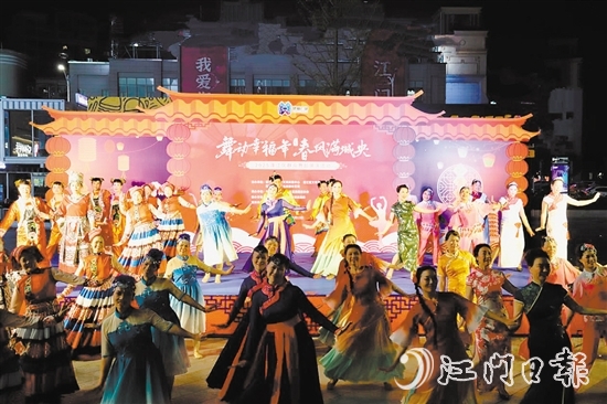 群眾舞蹈隊(duì)伍輪番登場，帶來民族舞、古典舞、秧歌等節(jié)目，表演精彩紛呈。