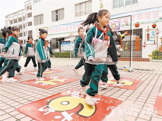 恩平市年樂學(xué)校學(xué)生一起做游戲，期待校園新生活。