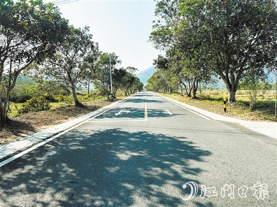 那西村推進(jìn)道路的美化，方便村民出行。