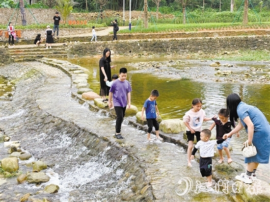 那西村十里河灘石谷景點(diǎn)吸引不少游客前來戲水游玩。