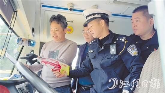 檢查組在校車檢查過程中與駕駛員解說安全駕駛校車的注意事項(xiàng)。