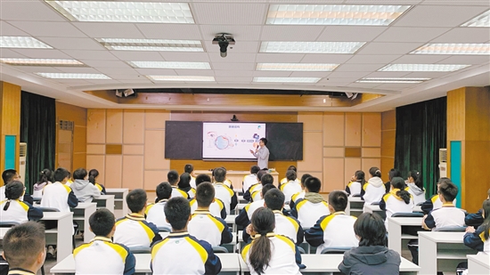 江門市疾控中心工作人員進(jìn)校園科普健康知識。