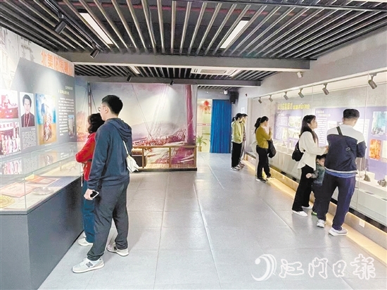 愛國僑領(lǐng)余銓針生平事跡展吸引不少市民、游客前來觀展。