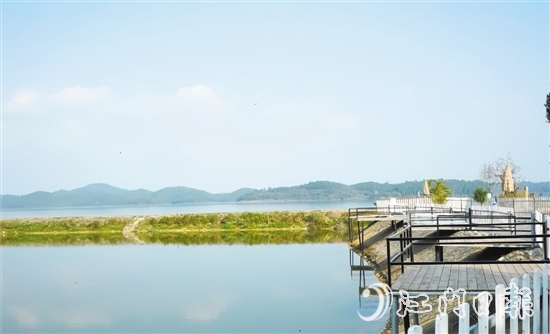 垂釣平臺設(shè)置在水庫旁的池塘，景色優(yōu)美。
