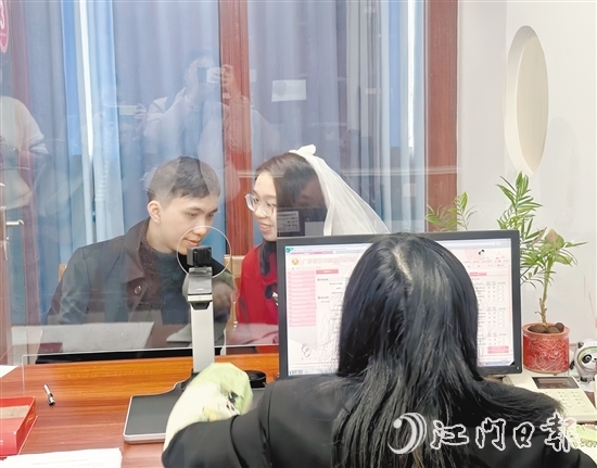為滿足群眾跨區(qū)域婚姻登記的需求，開平市自2021年6月1日起實施婚姻登記“跨省通辦”。