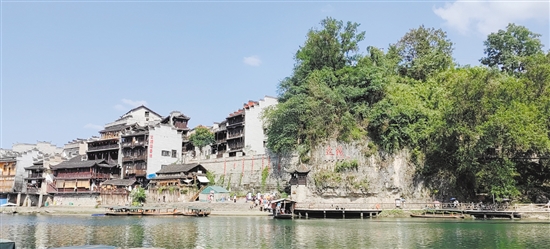 邊城茶峒群山環(huán)抱，城中有山，山中有城。