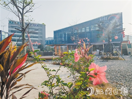彩虹市集成為了沙崗村地標(biāo)之一，是產(chǎn)業(yè)工人日常休閑娛樂的好去處。