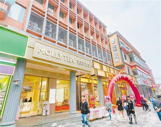 潮流品牌紛紛入駐銀信廣場(chǎng)，形成“老建筑+新業(yè)態(tài)”的格局，為商業(yè)體注入了全新活力。