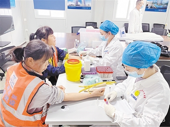 醫(yī)護人員為工友進行身體檢查。