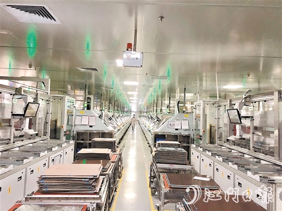 世運(yùn)電路今年第一季度生產(chǎn)訂單已經(jīng)排滿，企業(yè)生產(chǎn)車間機(jī)器轟鳴，生產(chǎn)線加速運(yùn)轉(zhuǎn)。
