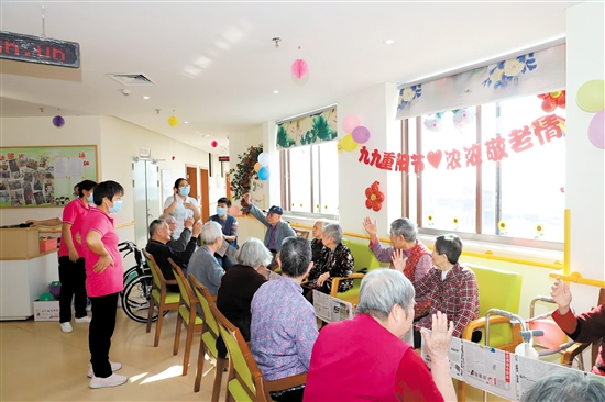 新會(huì)區(qū)養(yǎng)老中心舉辦活動(dòng)，豐富老年人生活。簡家琳